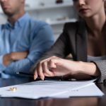 Διαζύγιο στον ορίζοντα: Ονομάστηκαν 2 αόρατα σημάδια που δείχνουν ότι