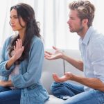 Γιατί οι άνθρωποι παραμένουν σε δυστυχισμένες σχέσεις και "περιμένουν την