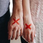 "Κόκκινες σημαίες" στην αρχή μιας σχέσης: ποια σήματα δεν πρέπει